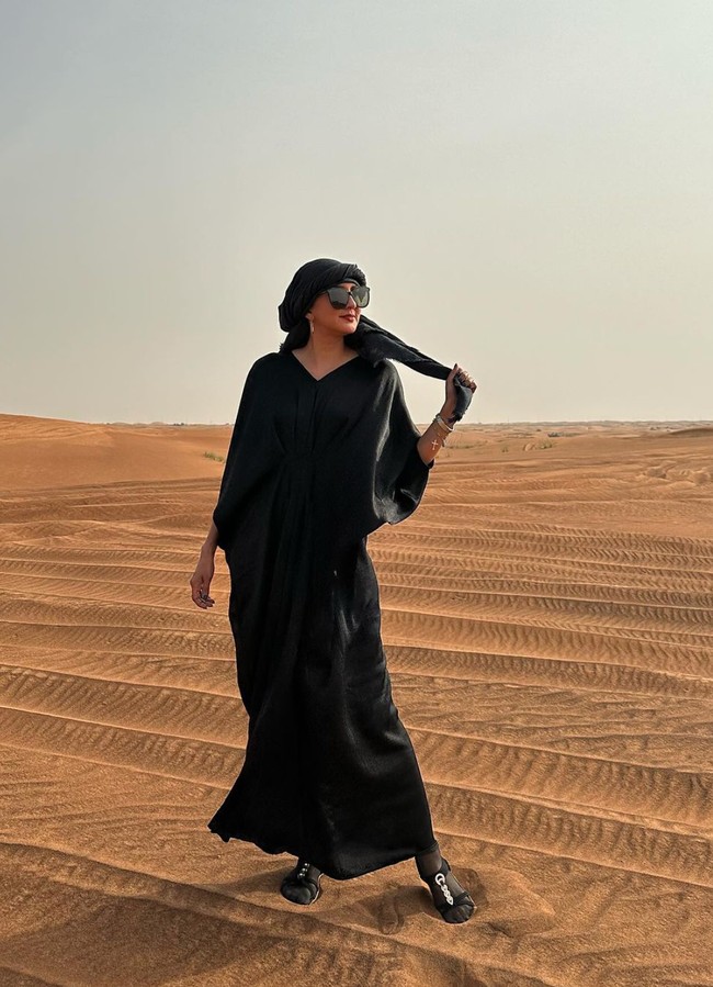 Tampil simpel dengan kaftan dan sorban, penampilan Donna tetap terlihat stylish. Beberapa menyebut Donna terlihat seperti orang asli Dubai dengan penampilan tersebut. Foto: Instagram/@dagnesia