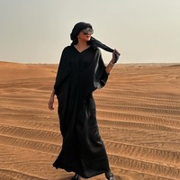 Tampil simpel dengan kaftan dan sorban, penampilan Donna tetap terlihat stylish. Beberapa menyebut Donna terlihat seperti orang asli Dubai dengan penampilan tersebut. Foto: Instagram/@dagnesia