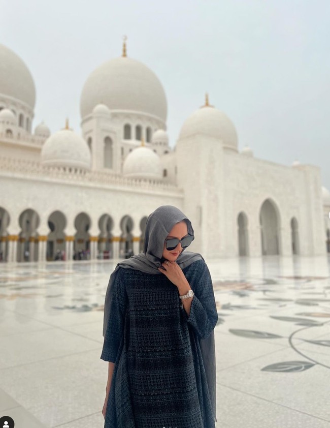 Walaupun beragama non Islam, namun Donna juga tampak menyempatkan waktu untuk mengunjungi masjid Abu Dhabi Grand Mosque di sana. Lagi-lagi penampilannya pun terlihat sopan dan adem dengan kerudung di kepalanya. Foto: Instagram/@dagnesia