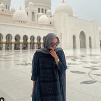 Walaupun beragama non Islam, namun Donna juga tampak menyempatkan waktu untuk mengunjungi masjid Abu Dhabi Grand Mosque di sana. Lagi-lagi penampilannya pun terlihat sopan dan adem dengan kerudung di kepalanya. Foto: Instagram/@dagnesia