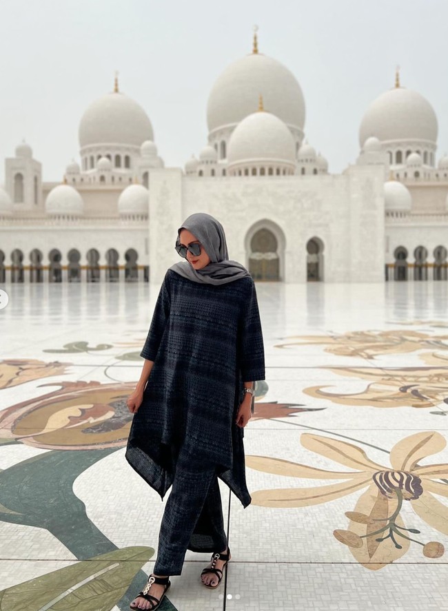 Begini gaya Donna saat berpose di depan masjid yang super megah dengan didominasi warna putih itu. “Abis sholat maghrib buka ig eh kaget plus seneng liat mba Donna pke hijab…salud bgt sm toleransinya tinggi bgt sehat sllu panutan yg sllu cantik d tiap detik,” komentar salah seorang netizen. Foto: Instagram/@dagnesia