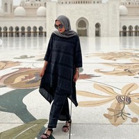 Begini gaya Donna saat berpose di depan masjid yang super megah dengan didominasi warna putih itu. “Abis sholat maghrib buka ig eh kaget plus seneng liat mba Donna pke hijab…salud bgt sm toleransinya tinggi bgt sehat sllu panutan yg sllu cantik d tiap detik,” komentar salah seorang netizen. Foto: Instagram/@dagnesia