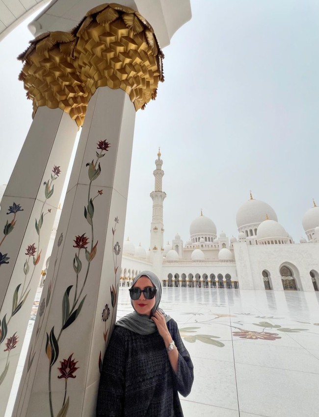 Tampil beda mengenakan kerudung, gaya Donna Agnesia memang terlihat menawan dan makin cantik. Tak heran jika penampilannya itu banyak mendapat pujian dari netizen. Foto: Instagram/@dagnesia