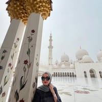 Tampil beda mengenakan kerudung, gaya Donna Agnesia memang terlihat menawan dan makin cantik. Tak heran jika penampilannya itu banyak mendapat pujian dari netizen. Foto: Instagram/@dagnesia