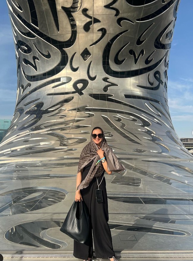Melalui akun Instagram pribadinya Donna Agnesia membagikan potret dirinya yang sedang liburan ke Dubai. Di sana istri Darius Sinathrya itu tampak mengunjungi sejumlah tempat, salah satunya Museum of The Future Dubai. Foto: Instagram/@dagnesia