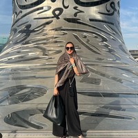 Melalui akun Instagram pribadinya Donna Agnesia membagikan potret dirinya yang sedang liburan ke Dubai. Di sana istri Darius Sinathrya itu tampak mengunjungi sejumlah tempat, salah satunya Museum of The Future Dubai. Foto: Instagram/@dagnesia