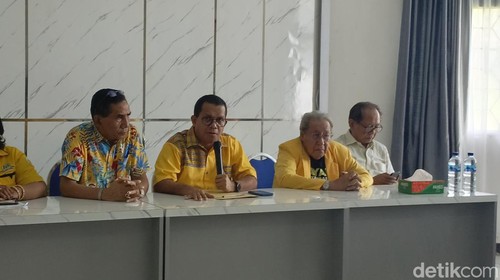 Ketua DPD Partai Golkar NTT, Melki Laka Lena, bersama pengurus DPD saat memberikan keterangan kepada awak media, Jumat (22/3/2024).