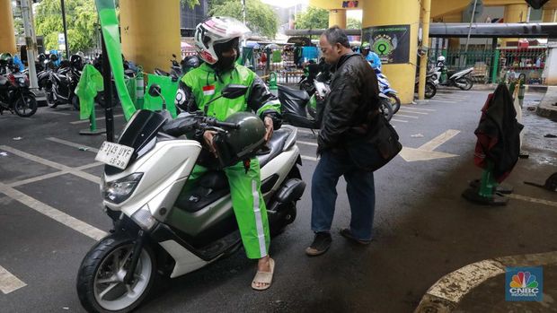 Driver ojek online menunggu orderan di shelter Gojek, Jakarta Pusat, (22/3/2024). (CNBC Indonesia/Muhammad Sabki)