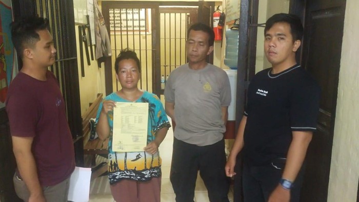 Emak-emak pelaku pencurian emas dan uang milik bos di Gunungsitoli ditangkap. (Dok Polres Nias)