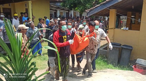Evakuasi jenazah karyawati resort di Kuta Mandalika yang tewas di kamar kos. (Dok Polres Lombok Tengah)