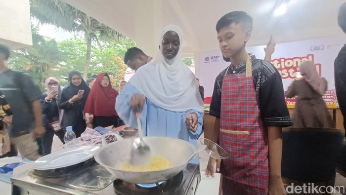 Sejumlah mahasiswa asing mengikuti kegiatan Festival Kuliner Internasional dengan memasak mendoan dan nasi goreng di Universitas Muhammadiyah Purwokerto, Jumat (22/3/2024).