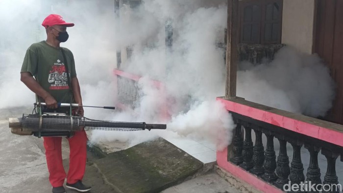 Petugas melakukan fogging di Deaa Gombang, Kecamatan Sawit, Kabupaten Boyolali.
