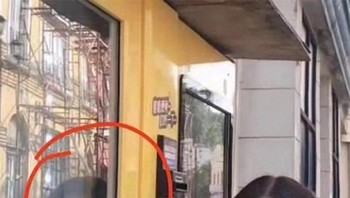 Muka aslinya ada di pantulan cermin, ups... Foto: Reddit