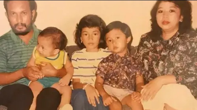 Ini foto Ussy Sulistiawati saat masih kecil bersama keluarganya. Ia duduk di antara kedua saudaranya. Istri Andhika Pratama ini terlihat manis dengan gaya rambut khas 80-an. Foto: Instagram