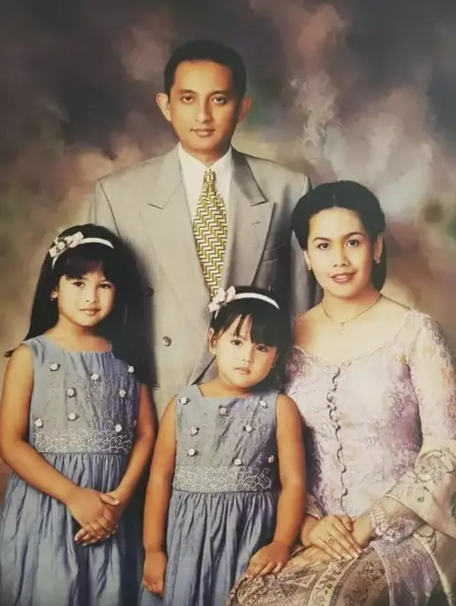 Sejak kecil Maudy Ayunda sudah mencuri perhatian lewat parasnya yang cantik. Wajah pelantun Perahu Kertas ini ternyata sangat mirip dengan sang mama. Foto: Instagram