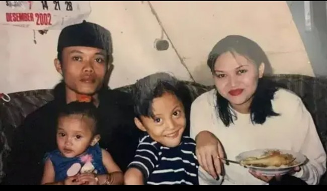 Rizky Febian terlihat sangat menggemaskan di potret lawas bersama mendiang ibunya Lina, dan ayahnya Sule. Sementara itu, Putri Delina tampil imut dengan rambut yang diikat ekor kuda. Foto: Instagram