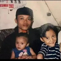 Rizky Febian terlihat sangat menggemaskan di potret lawas bersama mendiang ibunya Lina, dan ayahnya Sule. Sementara itu, Putri Delina tampil imut dengan rambut yang diikat ekor kuda. Foto: Instagram