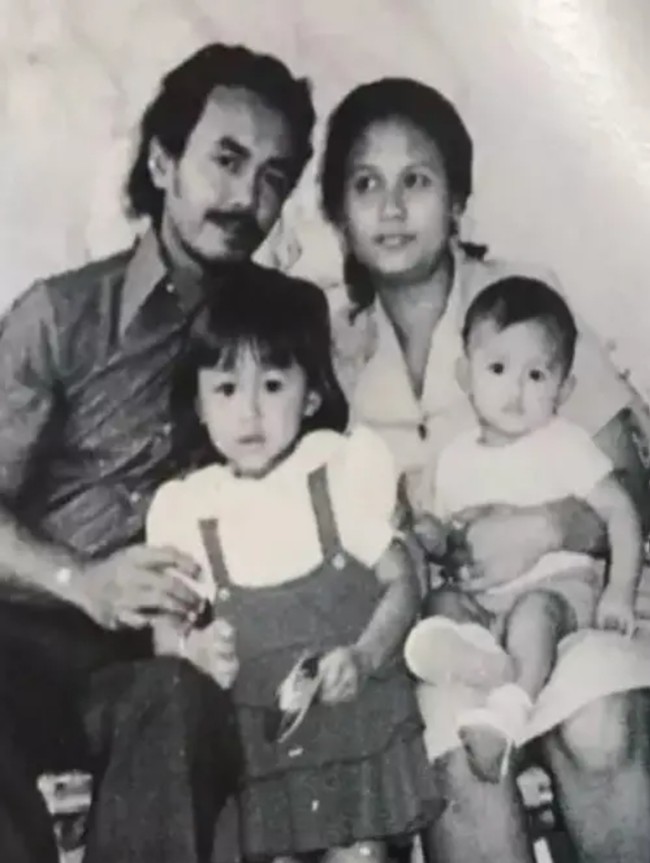 Yuni Shara pernah membagikan foto bersama keluarganya saat masih kecil. Anak sulung ini terlihat manis dengan rambut pendek berponi. Sang adik, Krisdayanti yang masih bayi juga terlihat dalam foto tersebut. Foto: Instagram