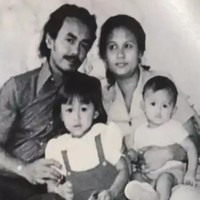 Yuni Shara pernah membagikan foto bersama keluarganya saat masih kecil. Anak sulung ini terlihat manis dengan rambut pendek berponi. Sang adik, Krisdayanti yang masih bayi juga terlihat dalam foto tersebut. Foto: Instagram