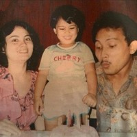 Artis Nadya Mulya tengah menikmati momen ulang tahunnya bersama ibu dan sang ayah. Nadya Mulya kecil pun tampak tersenyum bahagia. Foto: Instagram