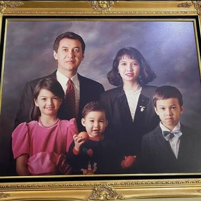 Raline Shah kerap membagikan momen masa kecilnya di Instagram. Salah satunya yaitu potret bersama ibu, ayah dan kedua saudaranya. Artis berusia 39 tahun ini memiliki darah Medan dan Melayu dari sang ayah, serta Tionghoa dari ibunya. Foto: Instagram