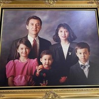 Raline Shah kerap membagikan momen masa kecilnya di Instagram. Salah satunya yaitu potret bersama ibu, ayah dan kedua saudaranya. Artis berusia 39 tahun ini memiliki darah Medan dan Melayu dari sang ayah, serta Tionghoa dari ibunya. Foto: Instagram