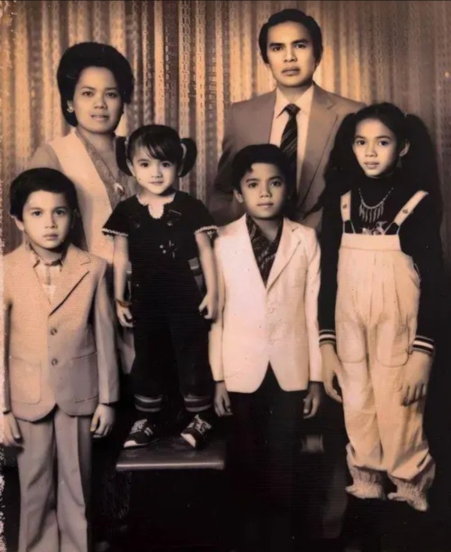  Nirina Zubir adalah anak keempat dari lima bersaudara. Ayahnya, Zubir Amin pernah menjabat sebagai Duta Besar di Turki pada 1983. Pemain film My Heart ini pun terlihat imut dengan rambut yang dikuncir dua. Foto: Instagram