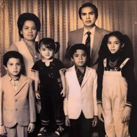  Nirina Zubir adalah anak keempat dari lima bersaudara. Ayahnya, Zubir Amin pernah menjabat sebagai Duta Besar di Turki pada 1983. Pemain film My Heart ini pun terlihat imut dengan rambut yang dikuncir dua. Foto: Instagram