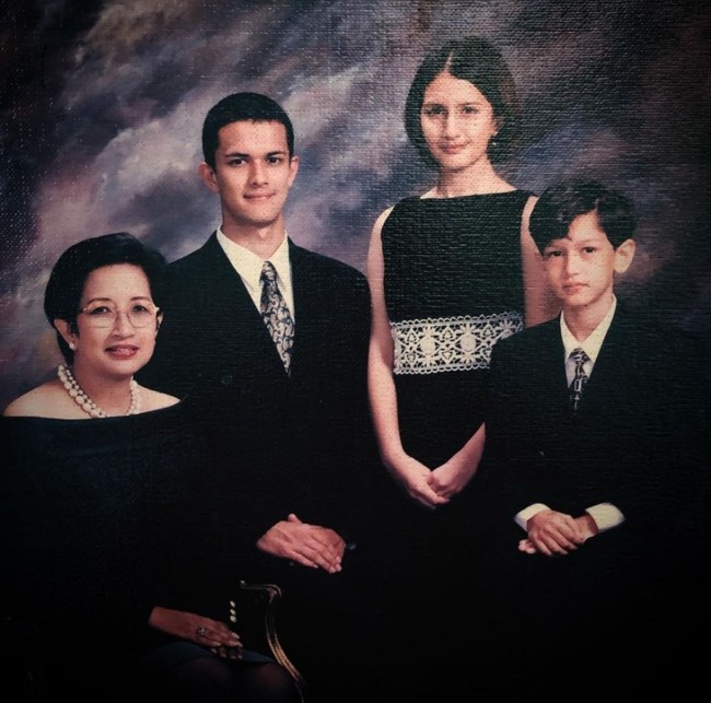 Wajah bule Dimas Beck mencuri perhatian sejak kecil. Pemilik nama lengkap Dimas Kahlil Sudoyo Beck ini memiliki ayah berkebangsaan Australia. Ini adalah foto lawas Dimas Beck bersama ibu dan kedua kakaknya. Foto: Instagram