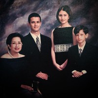 Wajah bule Dimas Beck mencuri perhatian sejak kecil. Pemilik nama lengkap Dimas Kahlil Sudoyo Beck ini memiliki ayah berkebangsaan Australia. Ini adalah foto lawas Dimas Beck bersama ibu dan kedua kakaknya. Foto: Instagram