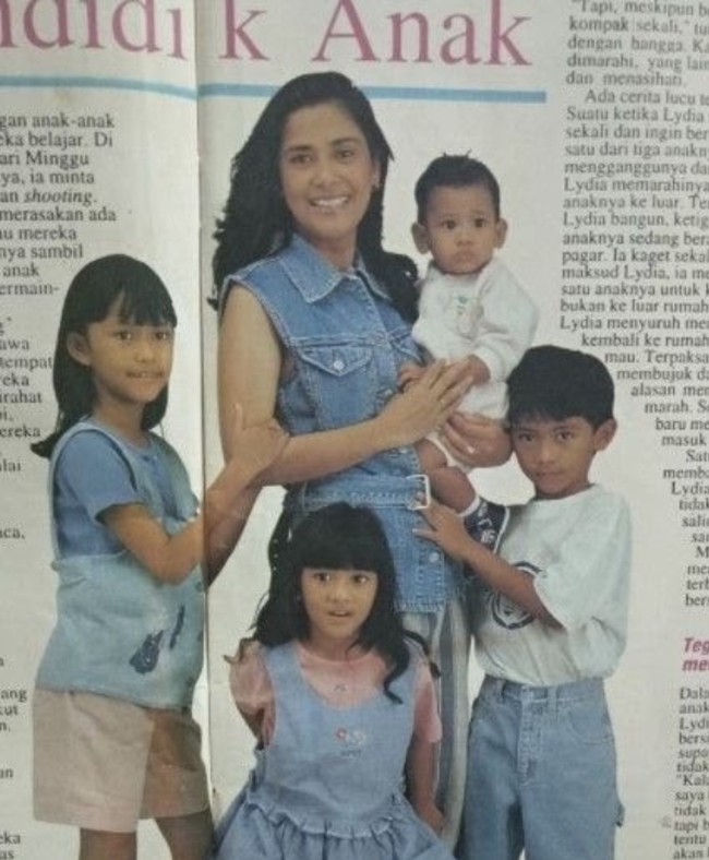 Lydia Kandou adalah artis senior yang telah memiliki empat anak dari pernikahannya bersama Jamal Mirdad. Dua anak perempuannya, Nana Mirdad dan Naysilla Mirdad mengikuti jejak sang mama dan kini telah membintangi banyak judul film ataupun sinetron. Foto: Instagram