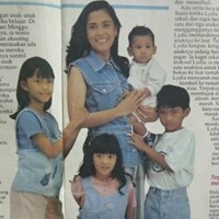 Lydia Kandou adalah artis senior yang telah memiliki empat anak dari pernikahannya bersama Jamal Mirdad. Dua anak perempuannya, Nana Mirdad dan Naysilla Mirdad mengikuti jejak sang mama dan kini telah membintangi banyak judul film ataupun sinetron. Foto: Instagram