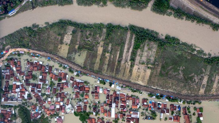 Foto udara permukiman warga terendam banjir di samping Sungai Wulan yang tanggulnya jebol di permukiman yang terendam banjir di Desa Ketanjung, Kecamatan Karanganyar, Kabupaten Demak, Jawa Tengah, Senin (18/3/2024). ANTARA FOTO/Aji Styawan/aww. (ANTARA FOTO/AJI STYAWAN)