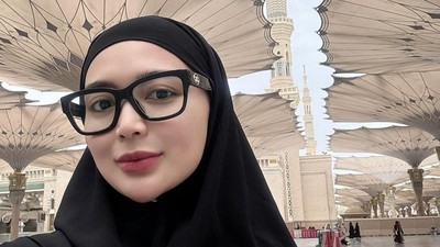 8 Foto Gaya Wika Salim Berhijab Saat Umrah yang Bikin Pangling