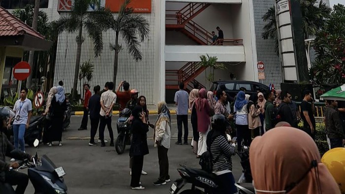 Gedung Petrokimia pasca gempa
