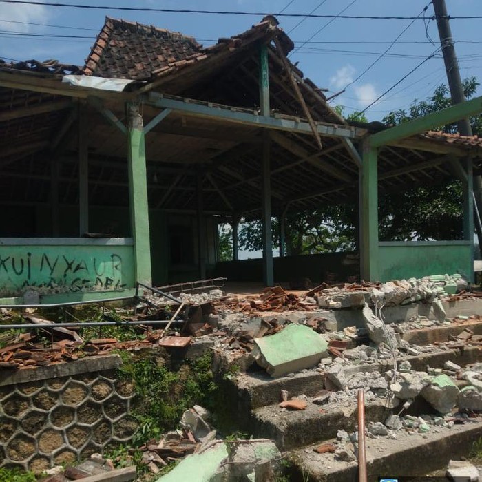 Gempa merusak bangunan di Tuban