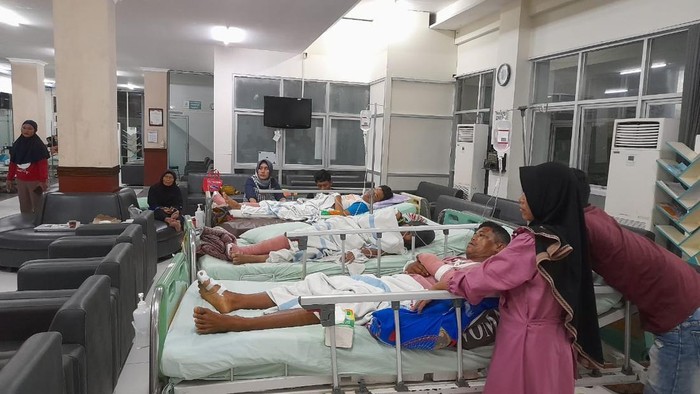 Puluhan pasien di RSUD dr. R. Soetrasno Rembang saat dievakuasi, Jumat (22/3) pukul 19.30 WIB.