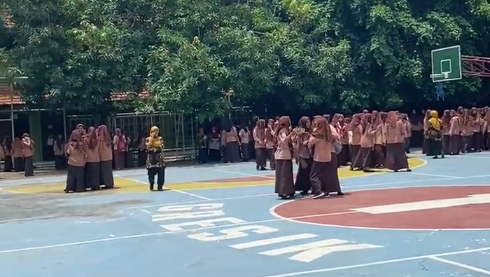 gempa tuban membuat siswa SMA di Gresik semburat keluar kelas