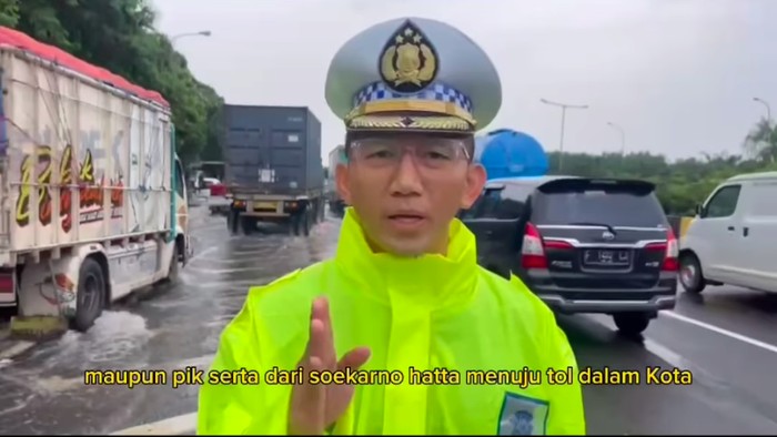 Genangan di Tol Prof DR Insinyur Sedyatmo atau akses dari Bandara Soekarno-Hatta (Soetta) menuju Jakarta menyurut. Kendaraan sudah dapat melintas di 3 jalur. (dok TMC Polda Metro Jaya)