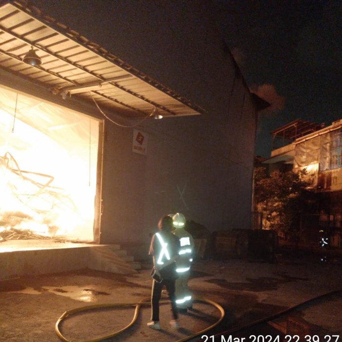 Bangunan gudang di Jalan Pesing Poglar, Kedaung Kali Angke, Cengkareng, Jakarta Barat (Jakbar) terbakar. Puluhan petugas pemadam kebakaran (damkar) dikerahkan memadamkan api.