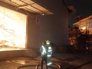 Belasan Jam Kebakaran Gudang di Jakbar Buntut Percikan Kabel Kena Paket