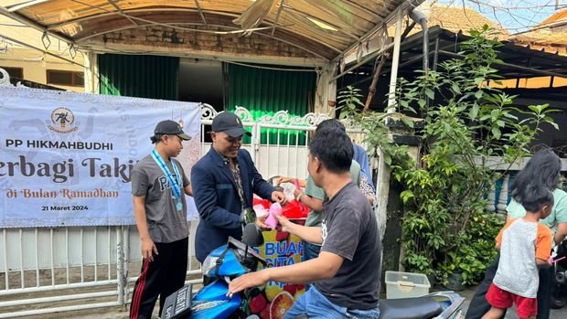 Hikmahbudhi Berbagi Takjil