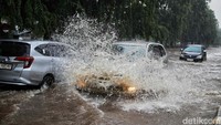 Banjir ini disebabkan hujan deras yang turun sejak pagi.  