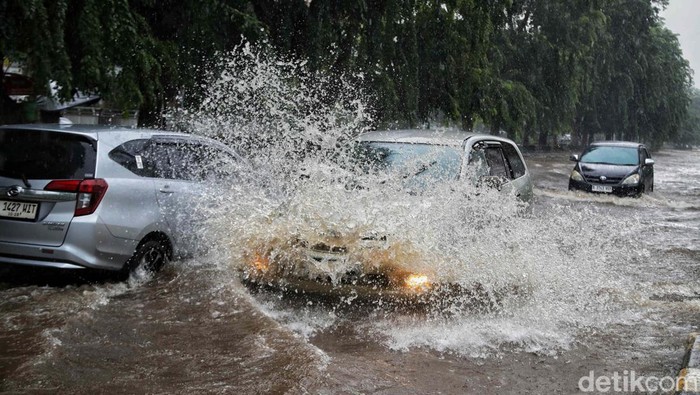 Hindari, Jalan Gading Kirana Kelapa Gading Terendam Banjir Jalan Gading Kirana, Kelapa Gading, Jakarta Utara, terendam banjir, Jumat (22/3/2024). Begini potretnya.