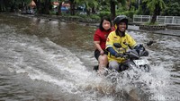 Sejumlah pengendara nekat menerobos banjir.  