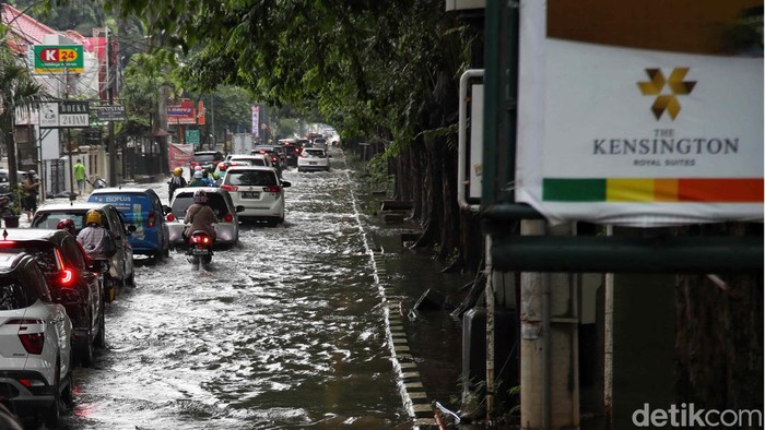 Jalan Gading Kirana, Kelapa Gading, Jakarta Utara, terendam banjir, Jumat (22/3/2024). Begini potretnya.
