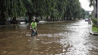 Begini penampakan banjir di Jalan Gading Kirana, Kelapa Gading.  