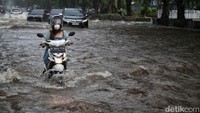 Banjir merendam Jalan Gading Kirana, Kelapa Gading, Jakarta Utara, Jumat (22/3/2024). Foto Diambil jam 08.40 WIB.