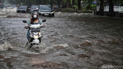 Jalan Gading Kirana Kelapa Gading Terendam Banjir