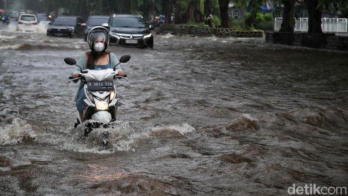 Hindari, Jalan Gading Kirana Kelapa Gading Terendam Banjir Jalan Gading Kirana, Kelapa Gading, Jakarta Utara, terendam banjir, Jumat (22/3/2024). Begini potretnya.